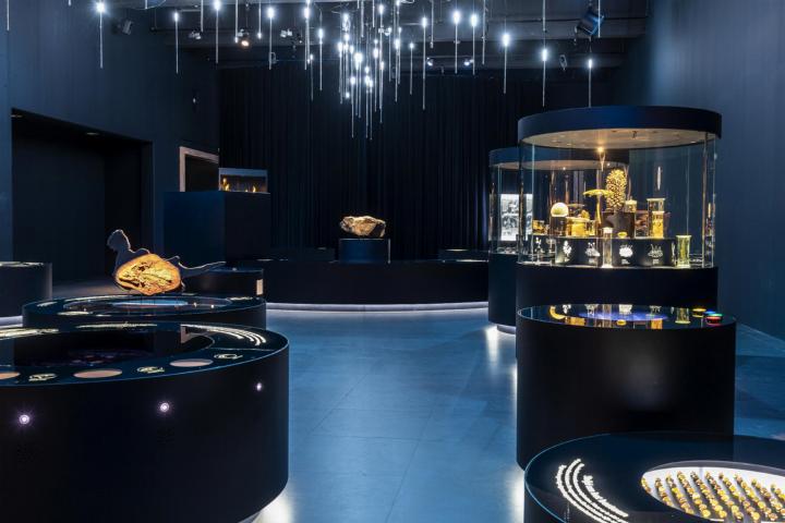 Building the exhibition Evolution