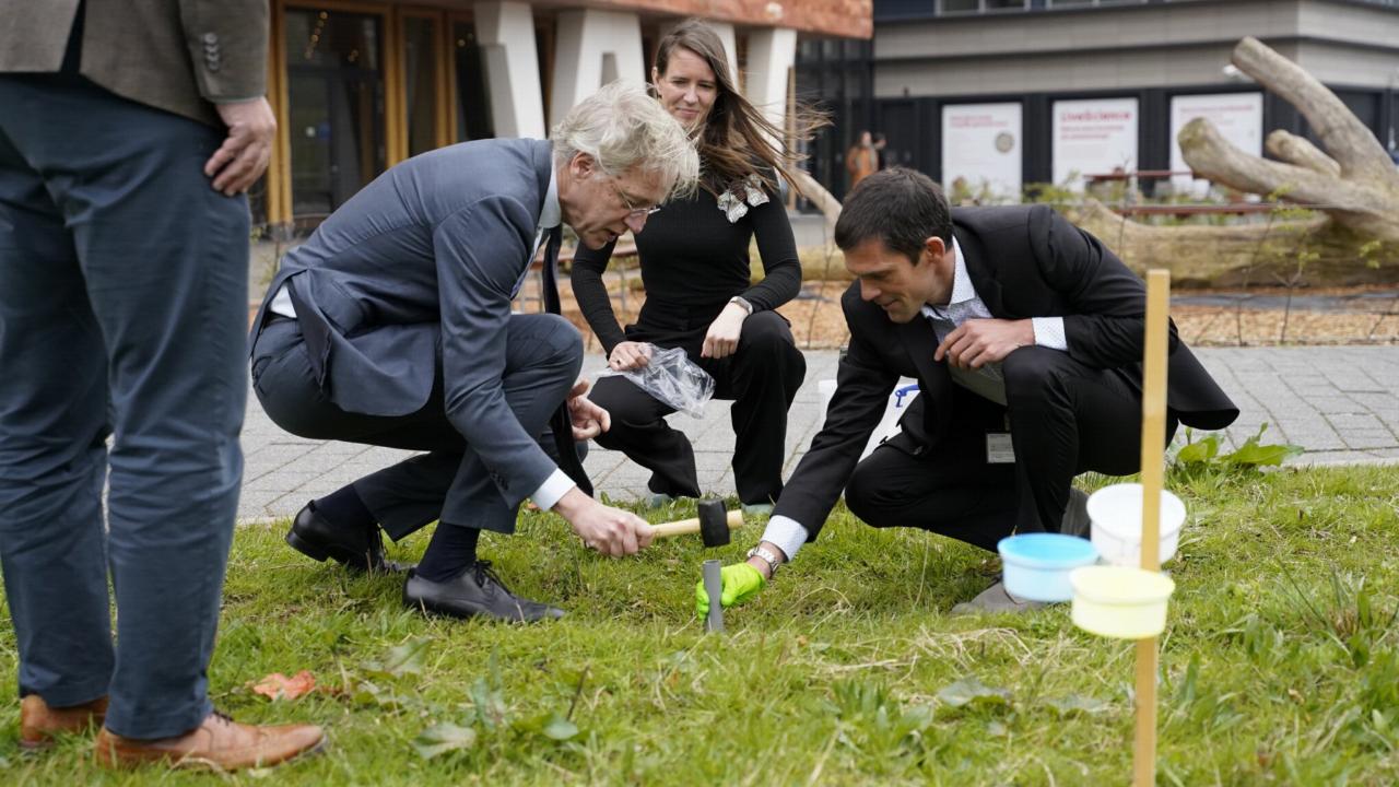 Minister Dijkgraaf taking a soil sample